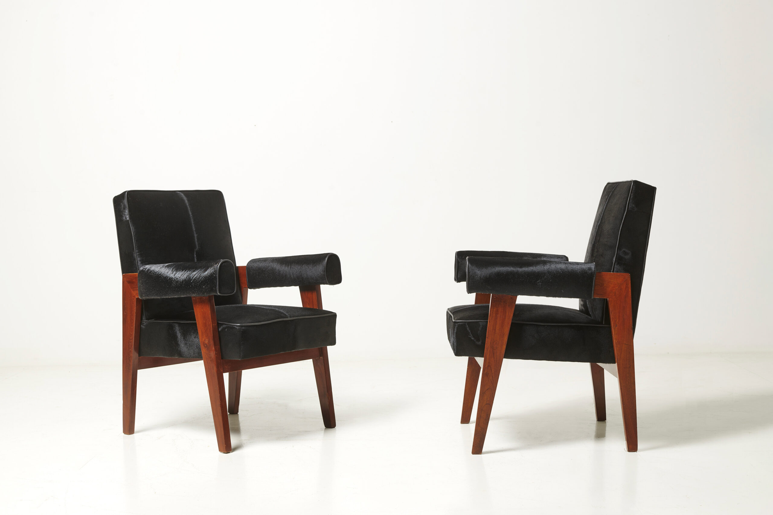Fauteuil 'High Court' noir Pierre Jeanneret