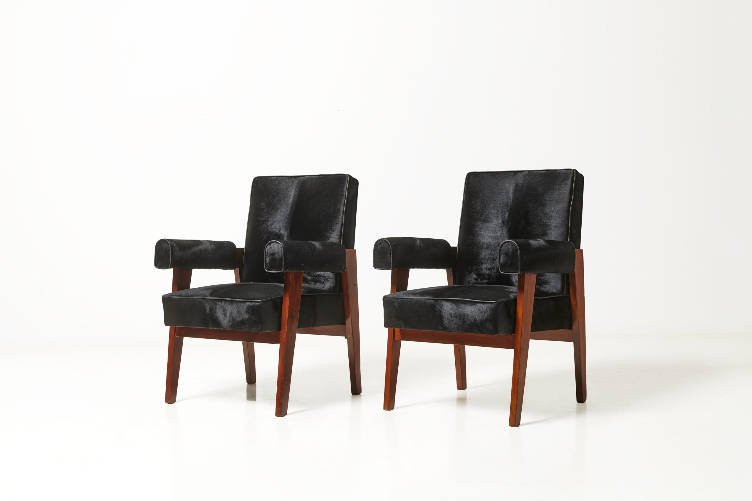 Fauteuil 'High Court' noir Pierre Jeanneret