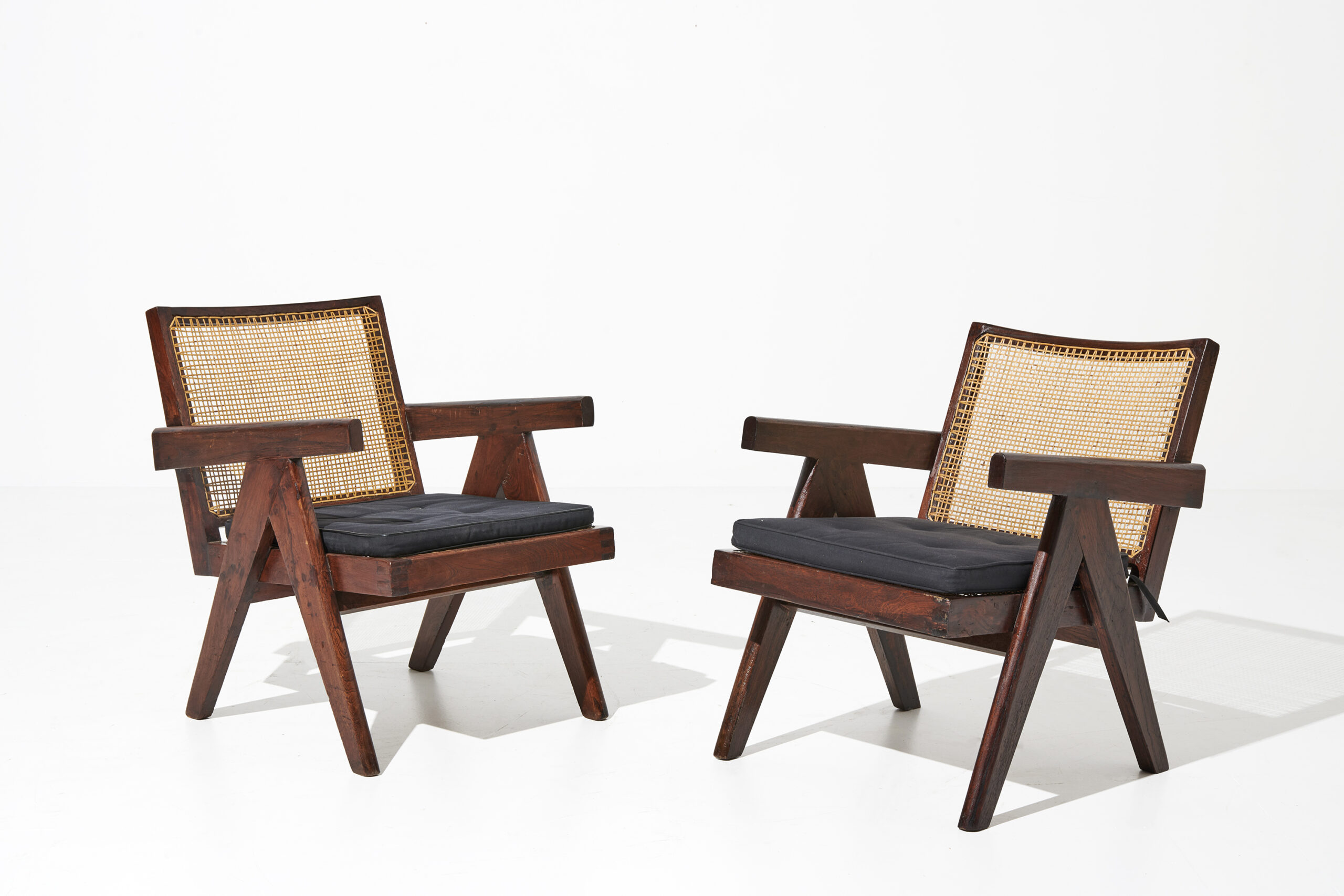 Paire de fauteuils 'Easy' Pierre Jeanneret