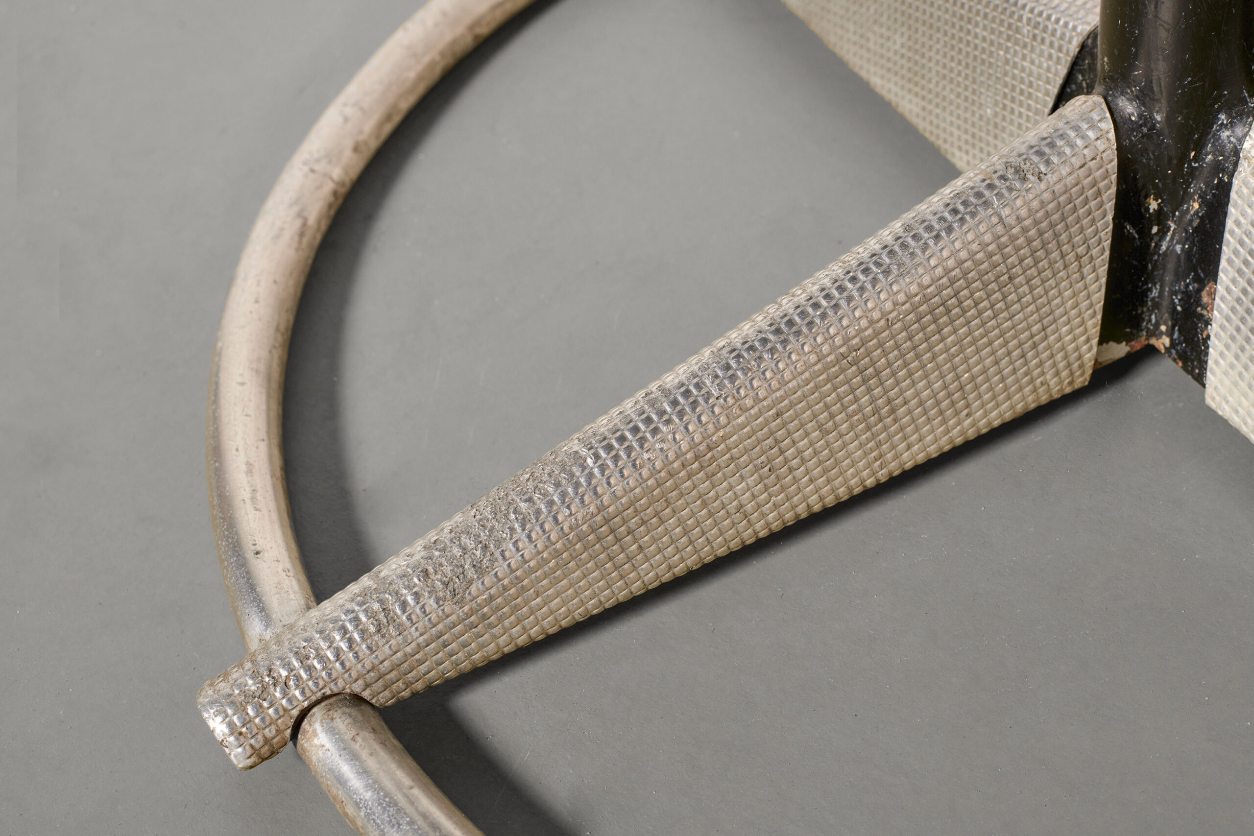 Jean Prouvé, Fauteuil 'Présidence' rouge, Ca. 1950