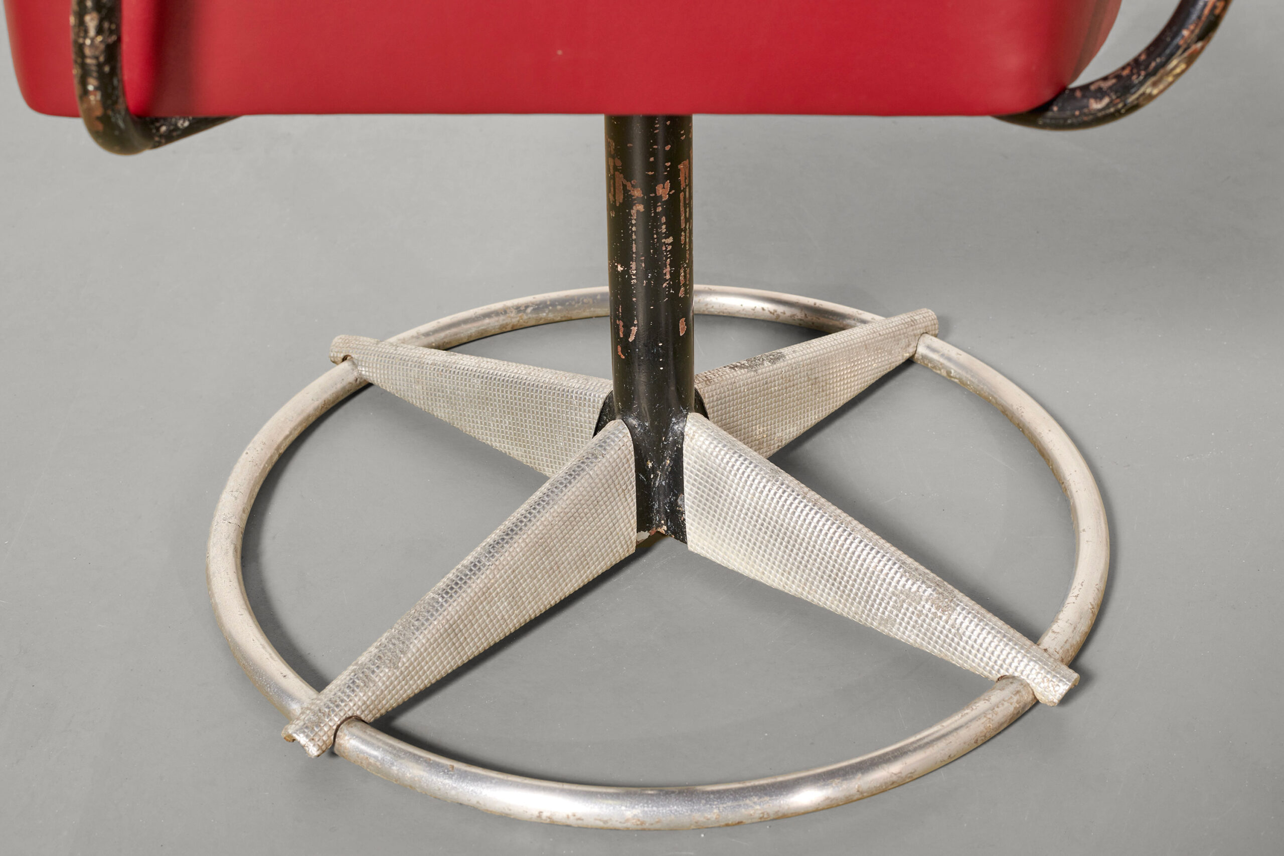 Jean Prouvé, Fauteuil 'Présidence' rouge, Ca. 1950