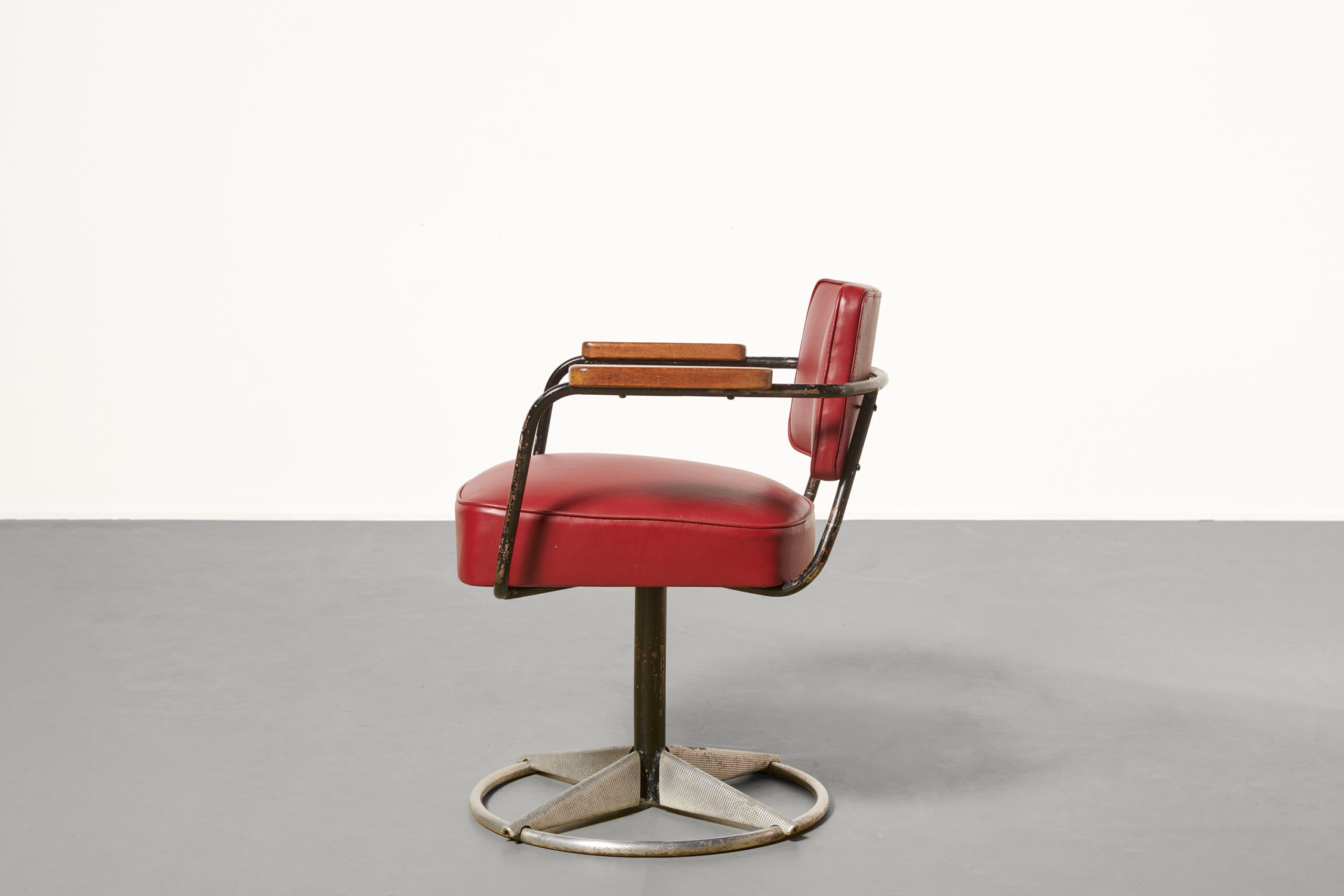 Jean Prouvé, Fauteuil 'Présidence' rouge, Ca. 1950
