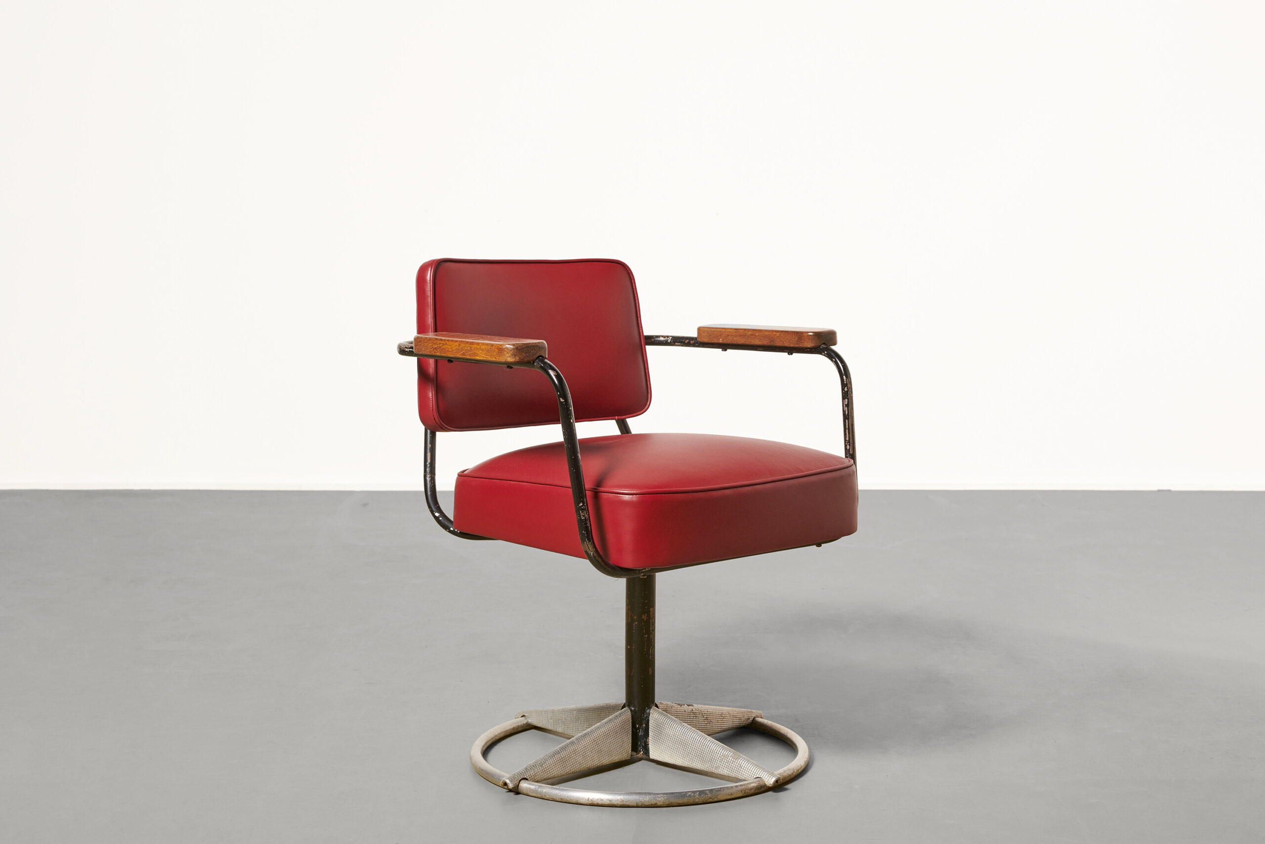 Jean Prouvé, Fauteuil 'Présidence' rouge, Ca. 1950