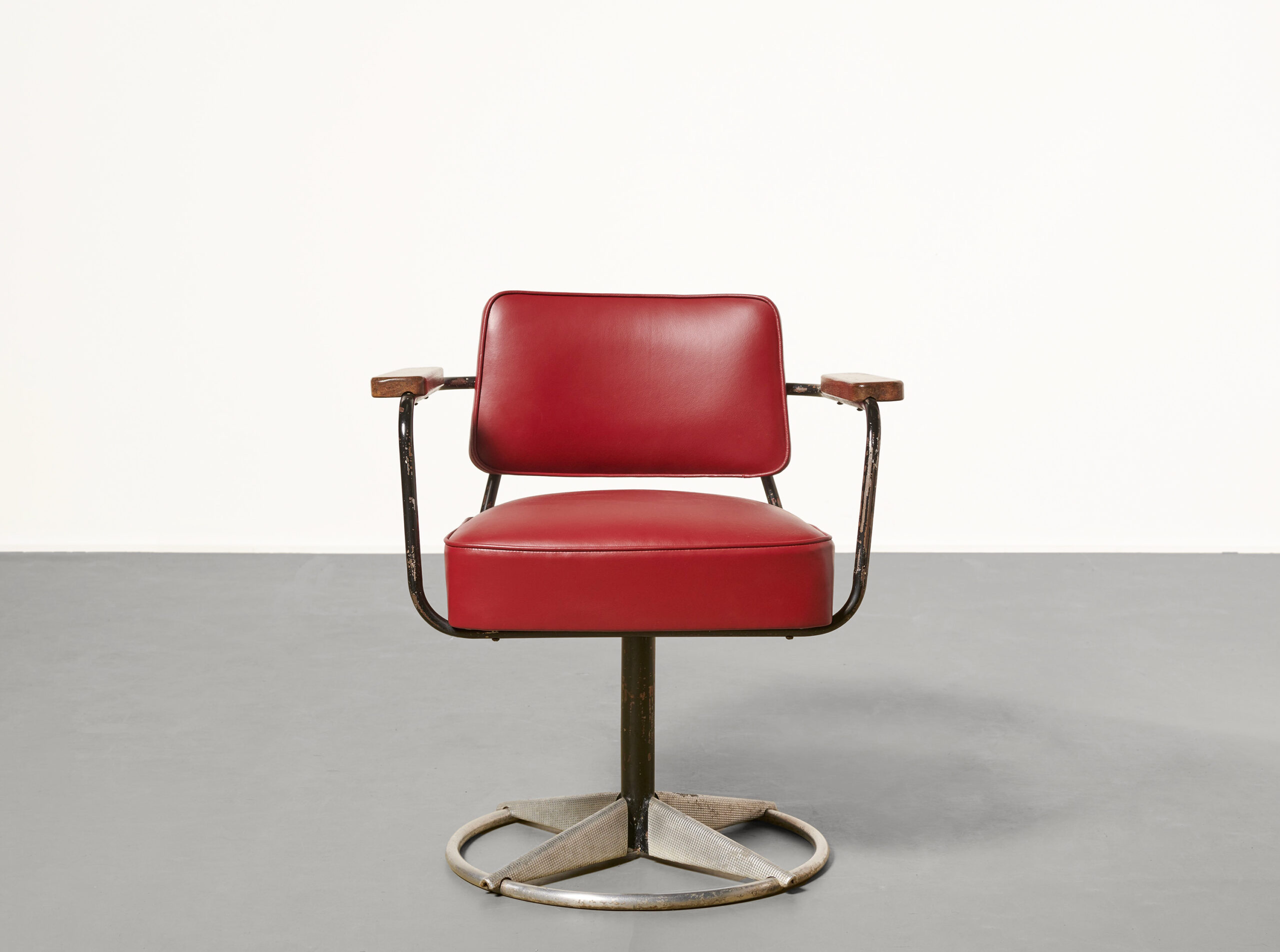 Jean Prouvé, Fauteuil 'Présidence' rouge, Ca. 1950